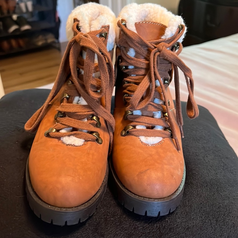 Boots with fur size 7